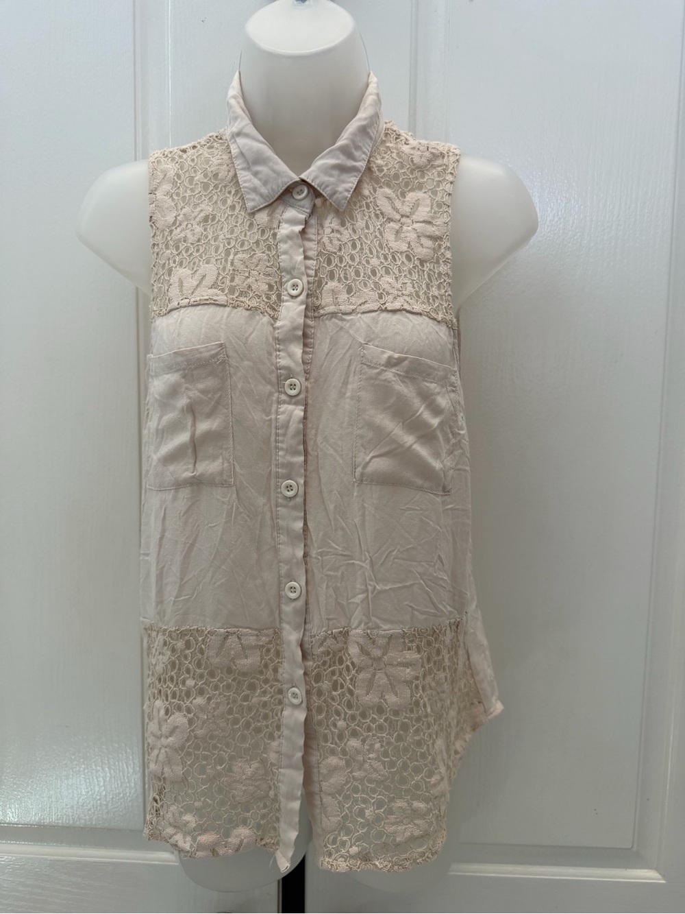 Sleeveless Lace Panel Button-Down Blouse in Light Beige M